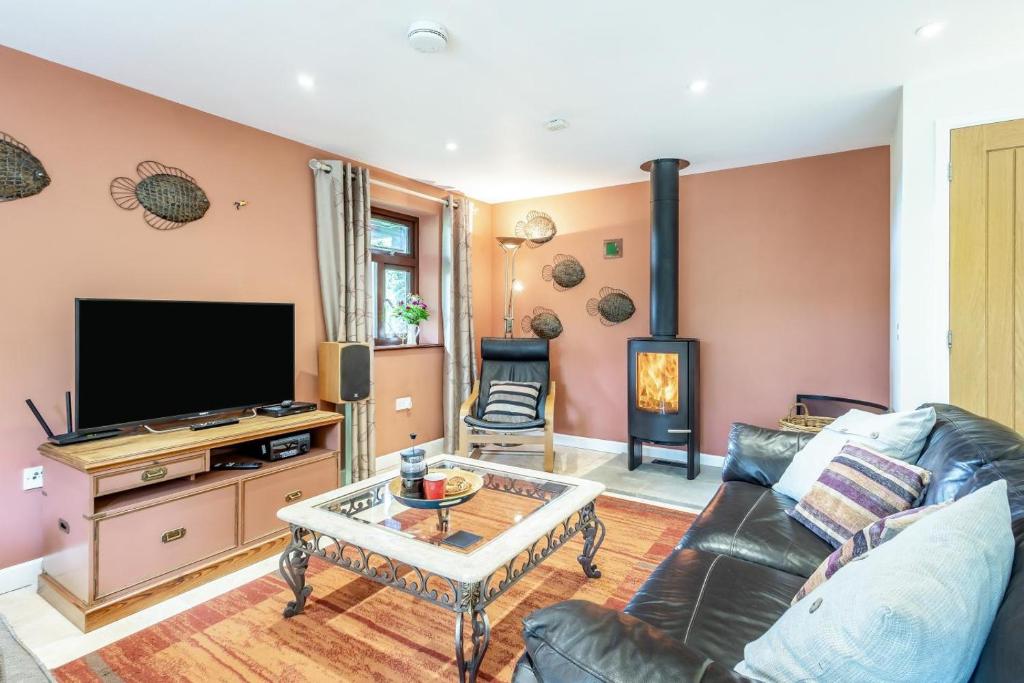 a living room with a couch and a tv at 2 Bed in Woodbridge oc-owls in Ufford
