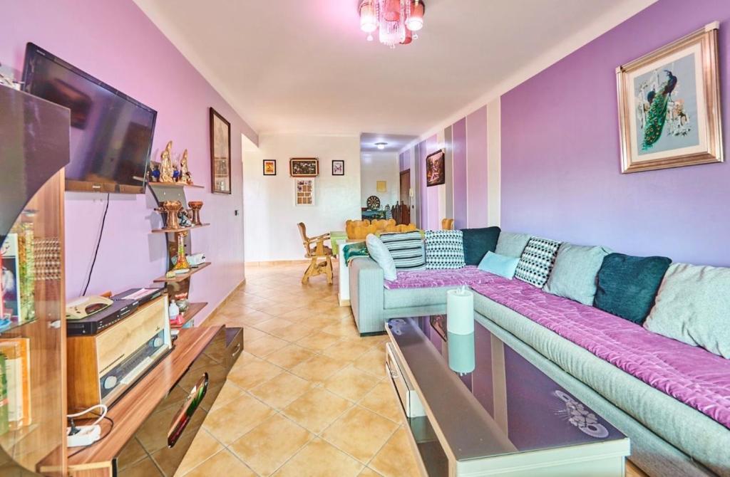 a living room with a couch and a tv at Residence oum kaltoum in Oued Laou