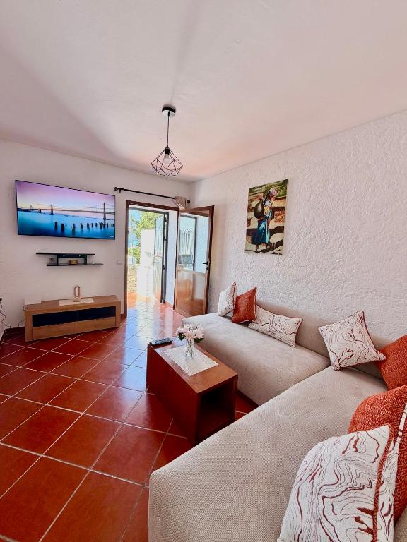 a living room with a couch and a tv at Résidence Mdiq marsa - maison de vacances in M'diq