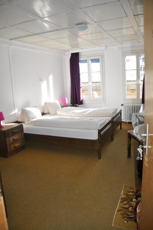 Llit o llits en una habitació de Hostel Engelberg