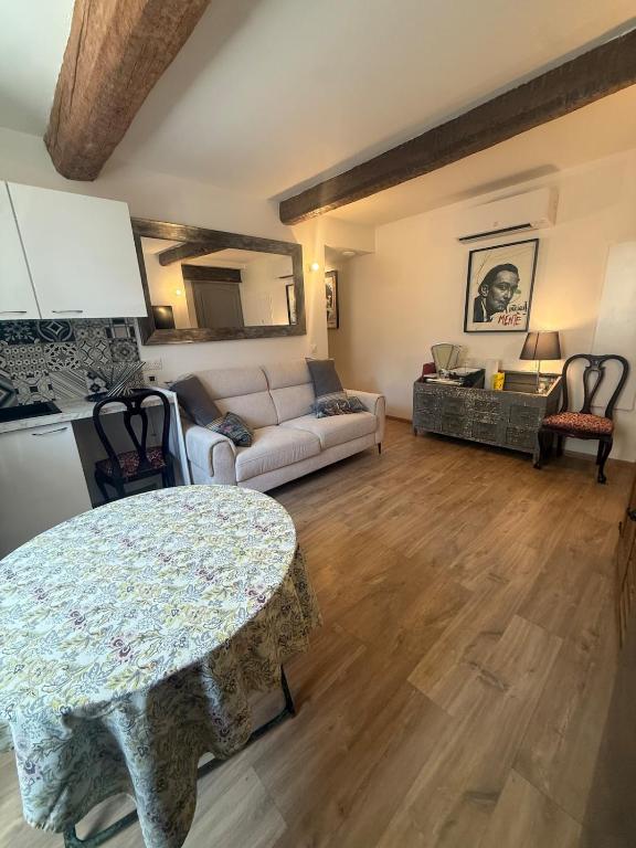 a living room with a couch and a table at Entre Pic et Rivière in Saint-Martin-de-Londres