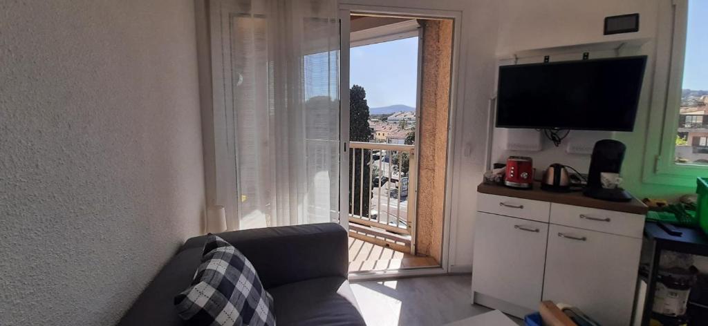 Bright studio 300m from beach with balcony