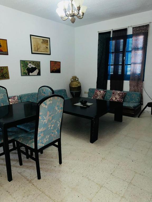 a living room with a table and a couch at Appartement henda 01 in Sousse