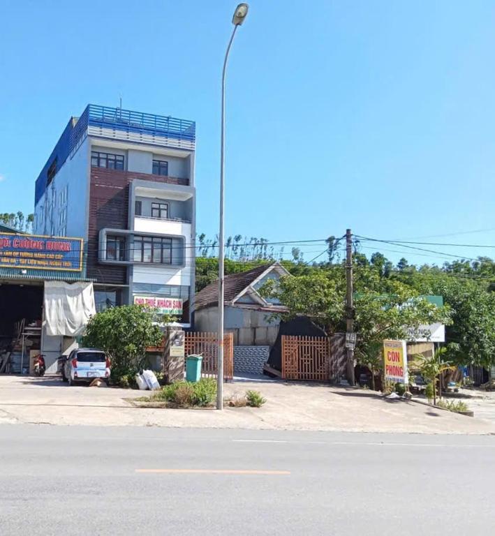 a building on the side of a street with a street light at G7 Hotel in Quyền Hoành