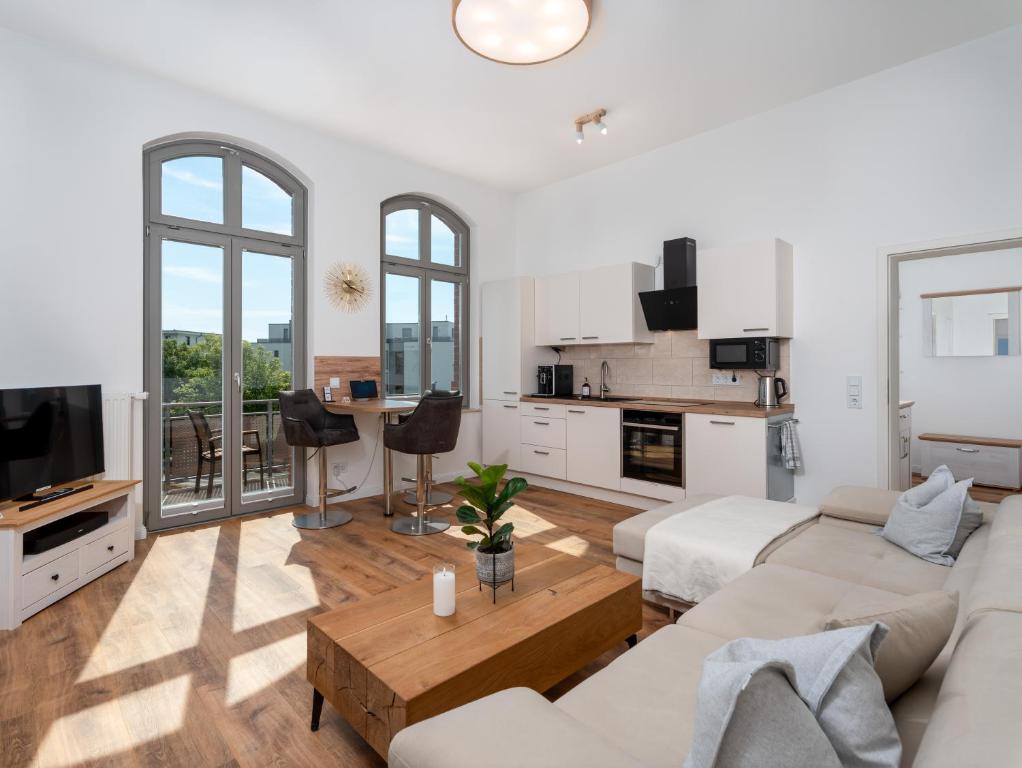 a living room with a couch and a table at "Sonnenstübchen" Apartment mit eigenem Parkplatz und WiFi in Magdeburg