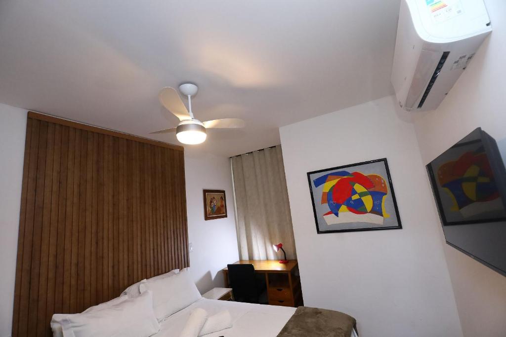 a bedroom with a bed and a ceiling fan at Confortável 1 Quarto Ar Wi-fi Garagem in Vitória