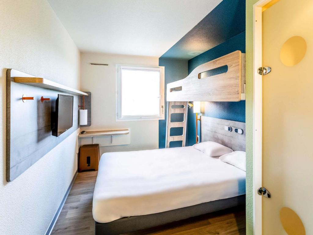 ibis budget Pertuis Portes du Luberon - Triple Room (3 Adults Or 2 Adults + 1 Child)