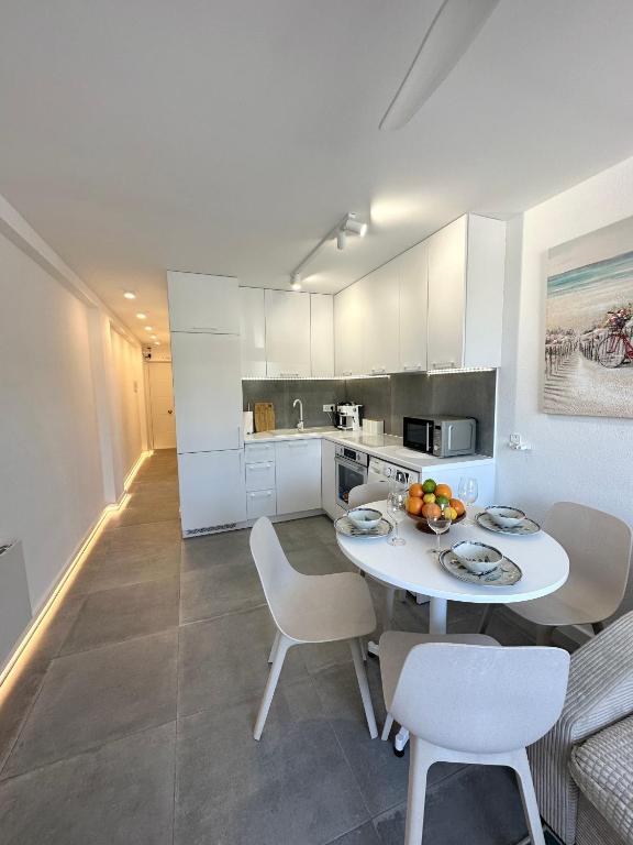 La Roca Seafront Apartment Sea View and Private Parking