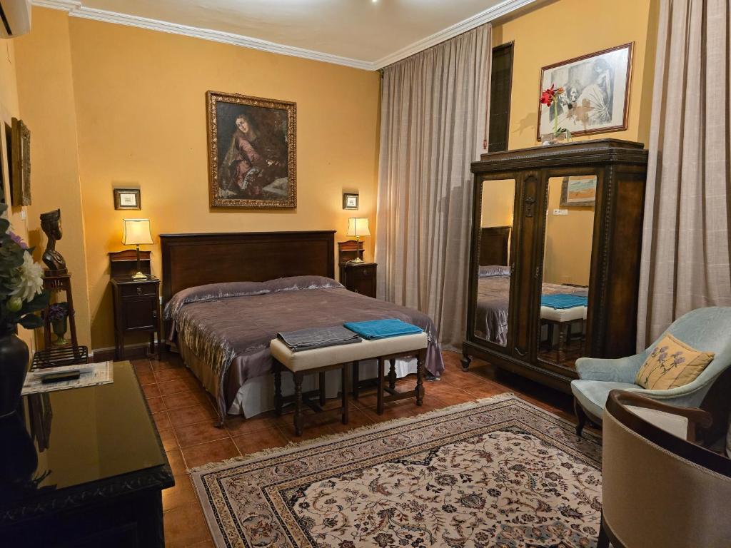 a bedroom with a bed and a table and a chair at Casa Aurea in Begíjar
