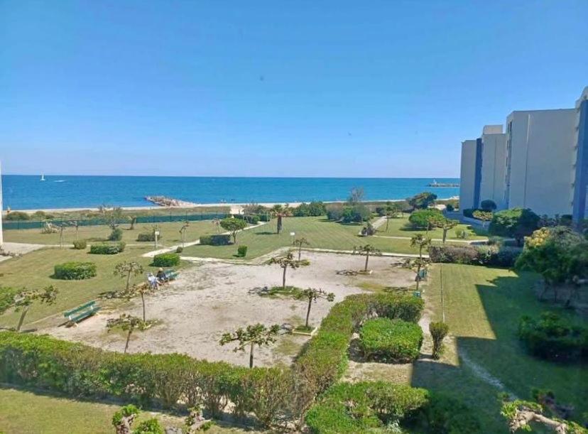 an empty park with the ocean in the background at Suite Katalanos & Spa in Le Barcarès