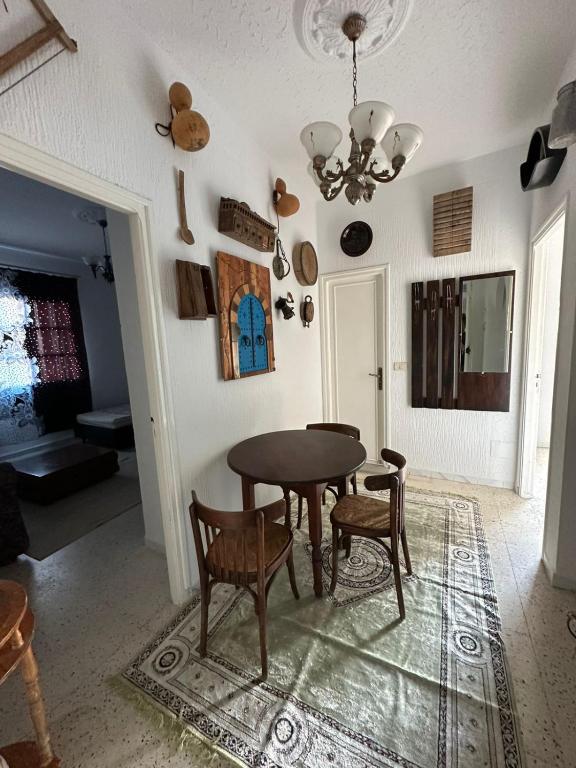 a dining room with a table and some chairs at Appartement henda 04 in Sousse