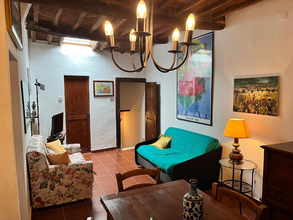a living room with a couch and a table at La Casetta di Guido in Pitigliano