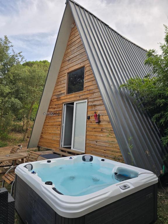 a large hot tub in front of a house at FALCOARIA Setubal in Setúbal