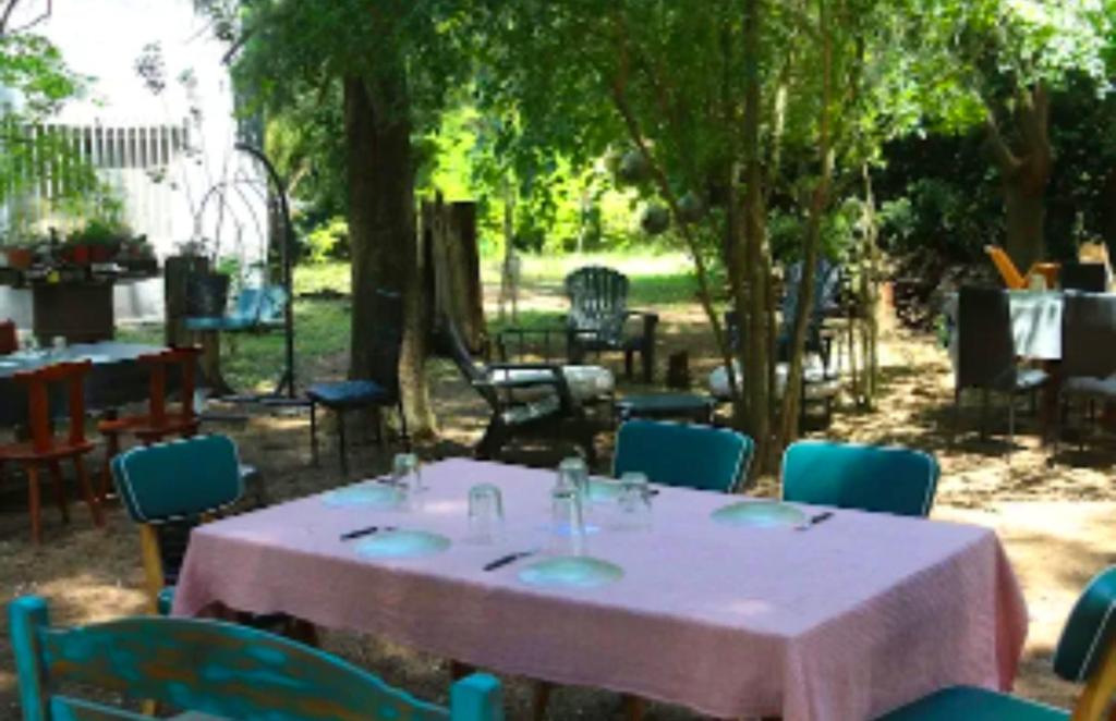 a table with a pink table cloth and blue chairs at La Elegida Villars in General Las Heras