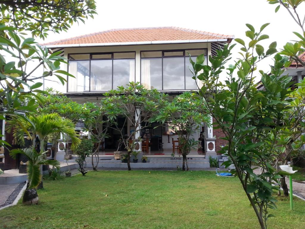 a house with a garden in front of it at Puri Mandhara Lovina in Lovina