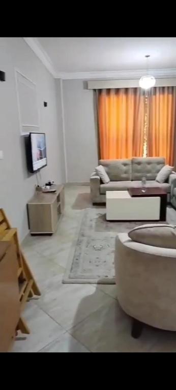 a living room with a couch and a tv at الرحاب سيتي in New cairo