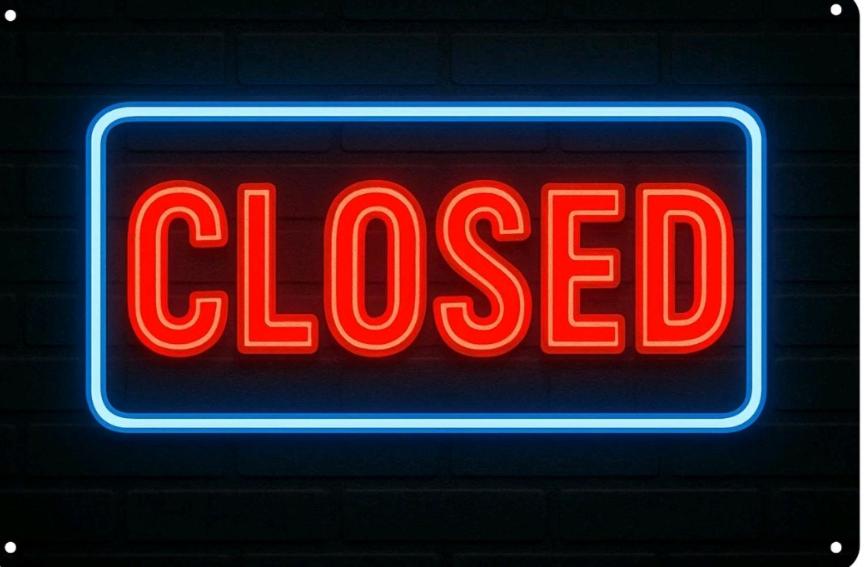 a neon sign that says closed on a brick wall at fmi74a in Kronthal
