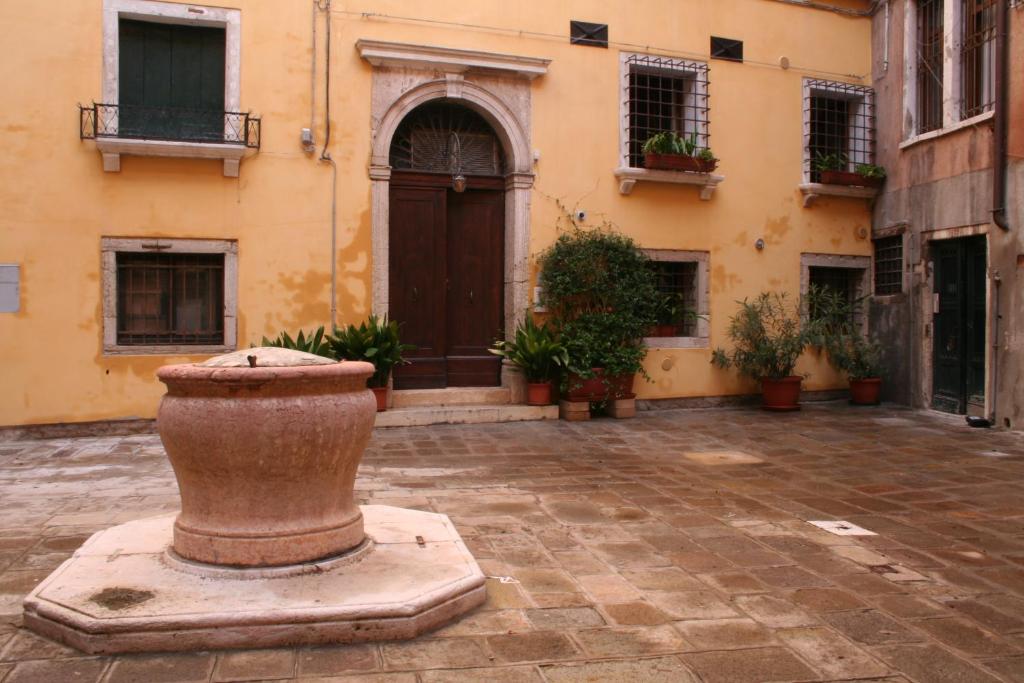 ein Gebäude mit einer großen Vase im Innenhof in der Unterkunft Casa Carlo Goldoni in Venedig