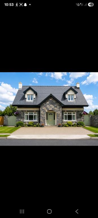 a picture of a large house with at Lír B&B in Multyfarnham