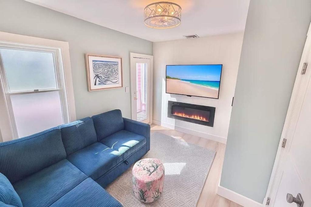 Modern Downtown OB Condo Stroll to Ferry & Beach