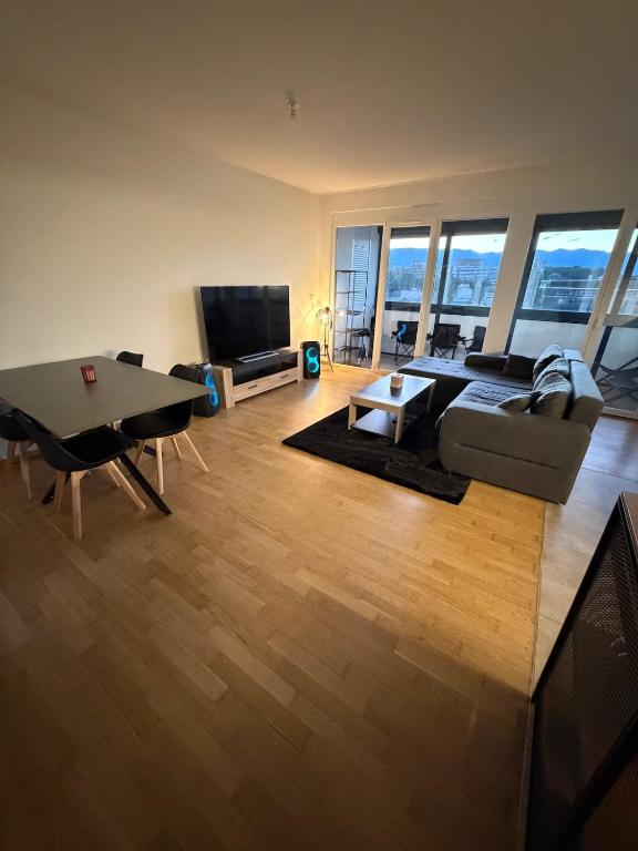 Spacious apartment on Geneva's doorstep