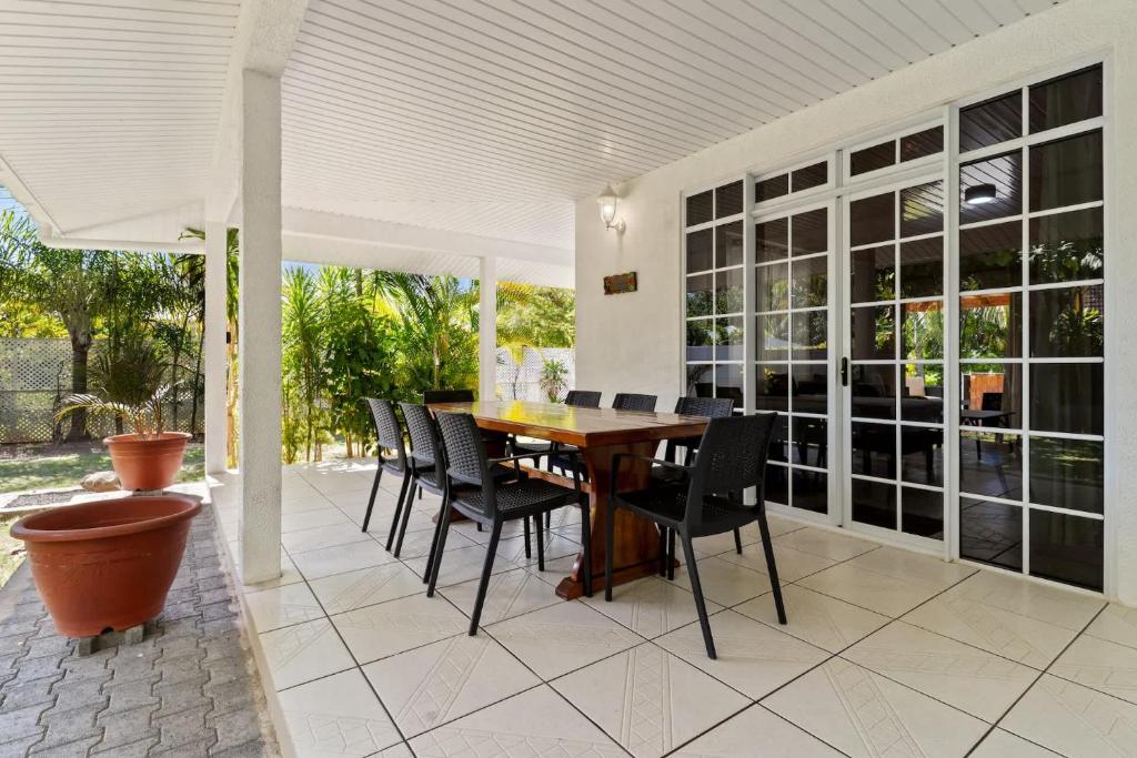2BR Moorea Retreat with Private Canal & BBQ - photo 3 - Moorea, Polynésie