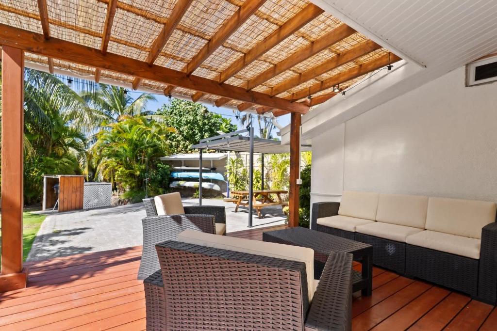 2BR Moorea Retreat with Private Canal & BBQ - hébergement à Moorea