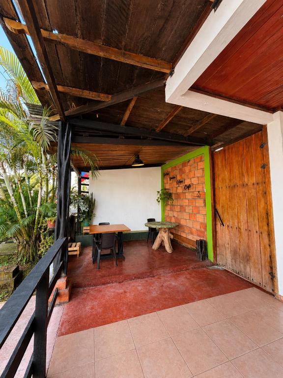 a patio with a table and a brick wall at La Cabaña Mr Brown in Puerto Leguízamo
