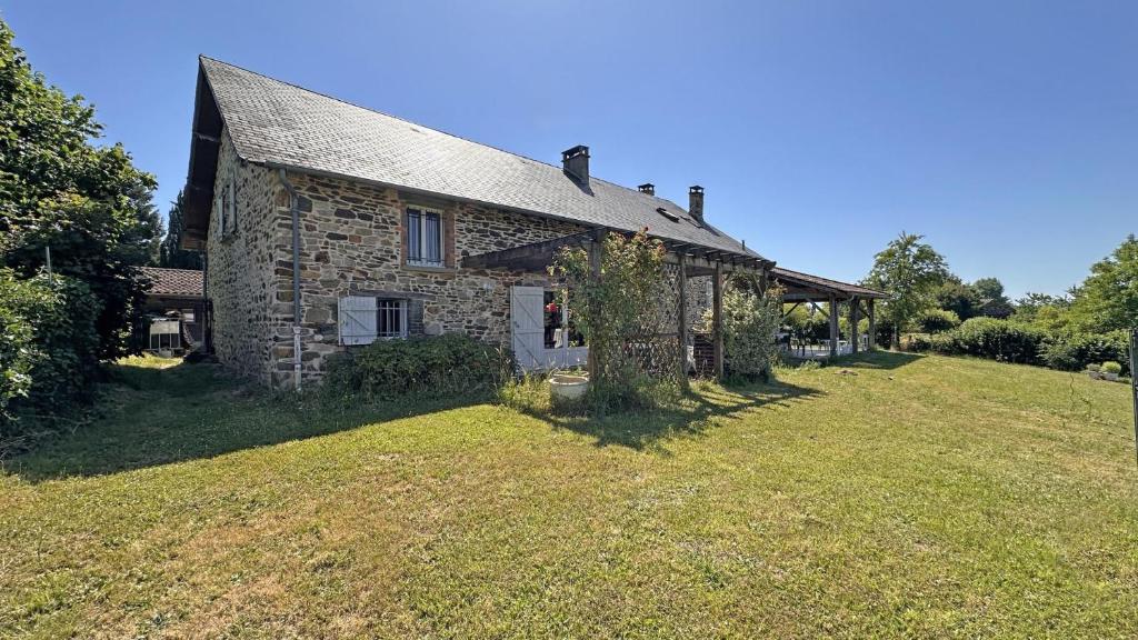 an old stone house with a large yard at L'humeur vagabonde in Linards