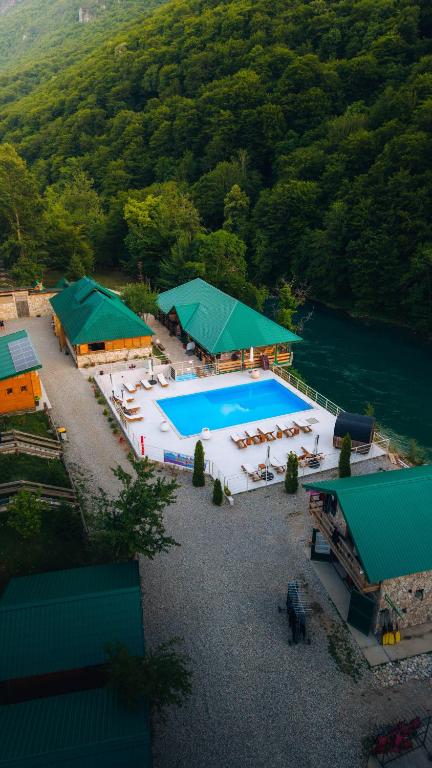 Piscina a Rafting Tara Camp Highlander o a prop