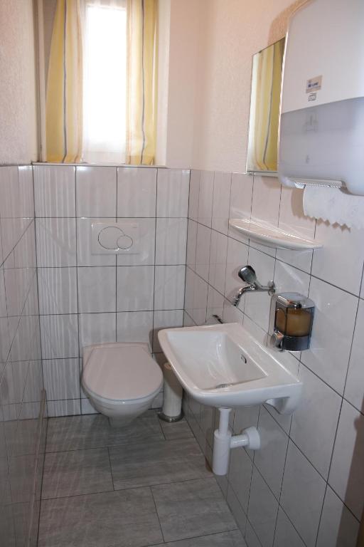 Koupelna v ubytování Hotel Glärnisch Hof