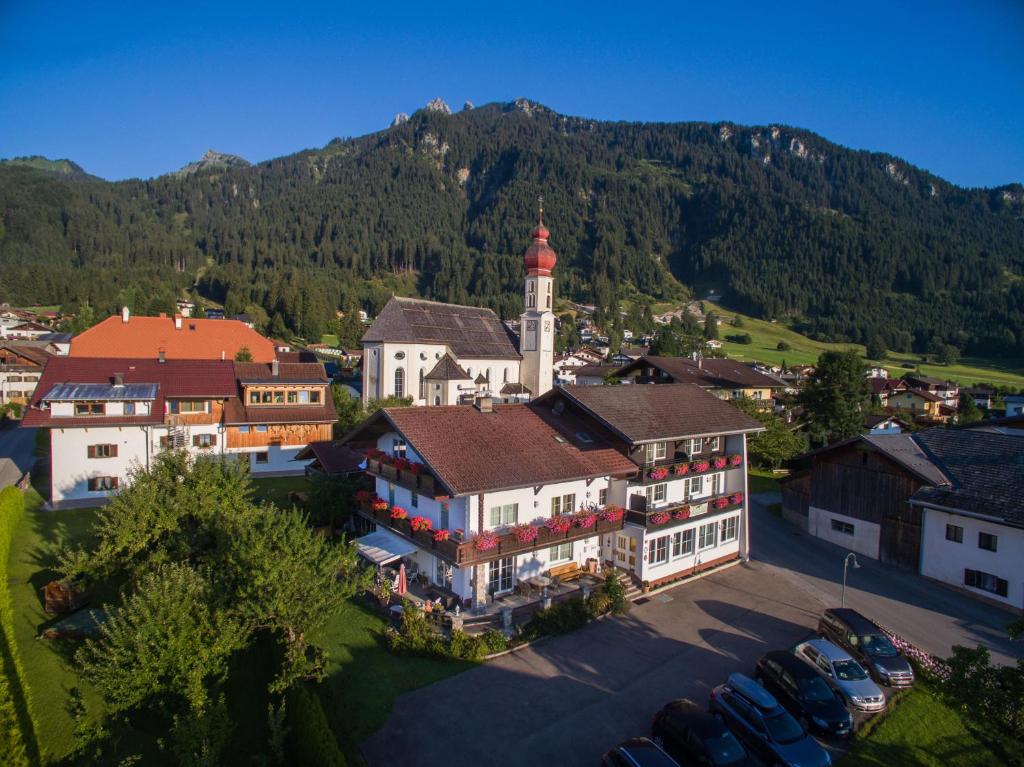 una vista aérea de una pequeña ciudad con una torre de reloj en Alpenhof Wängle, en Reutte