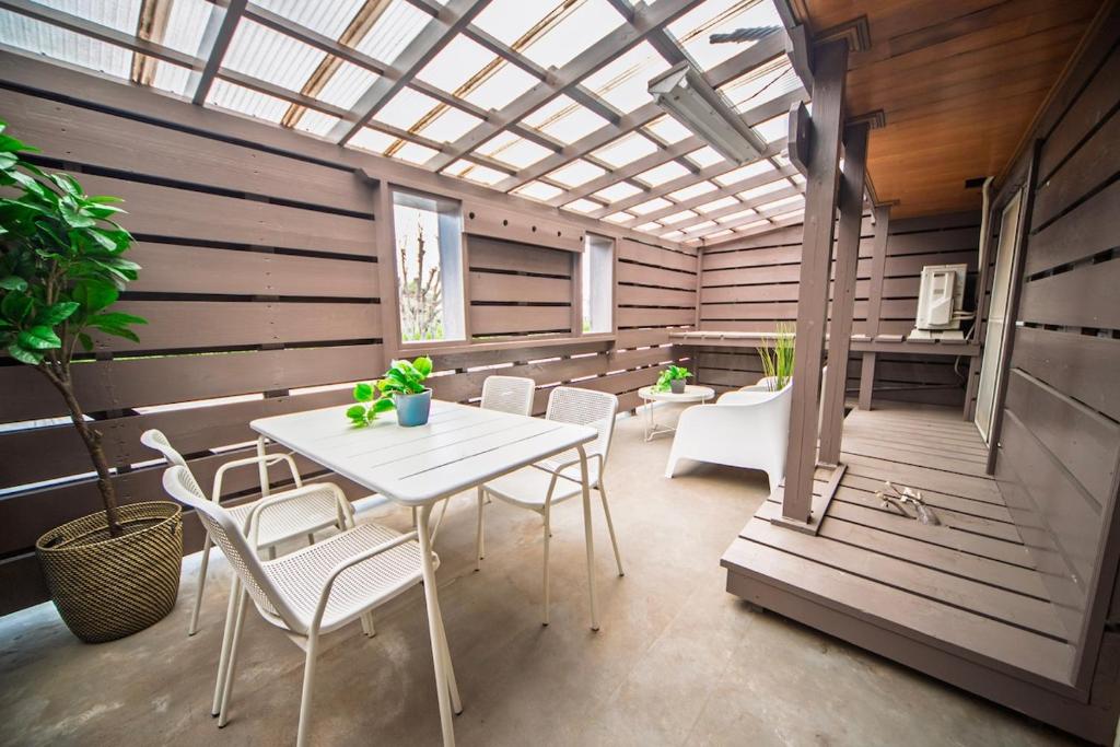 a patio with a white table and chairs at 春日レジャーホテル in Fukuoka