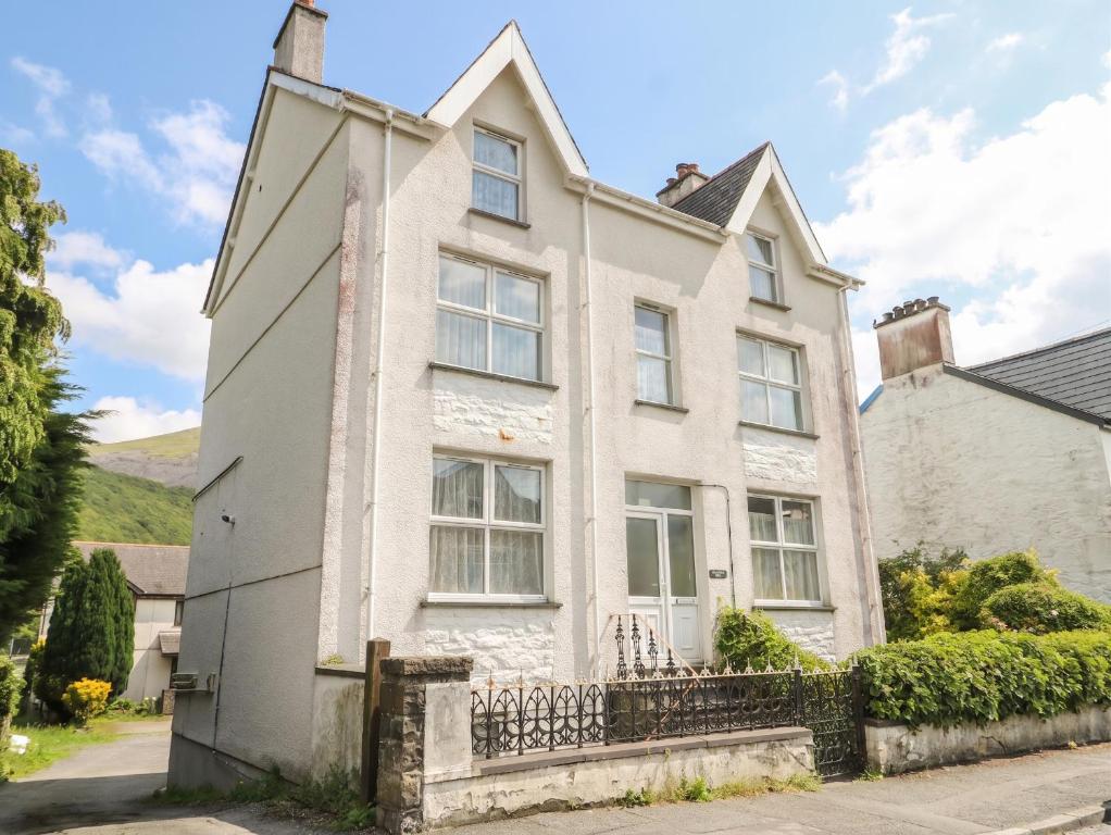 an old white house with a turret at Halford Hill in Llanberis