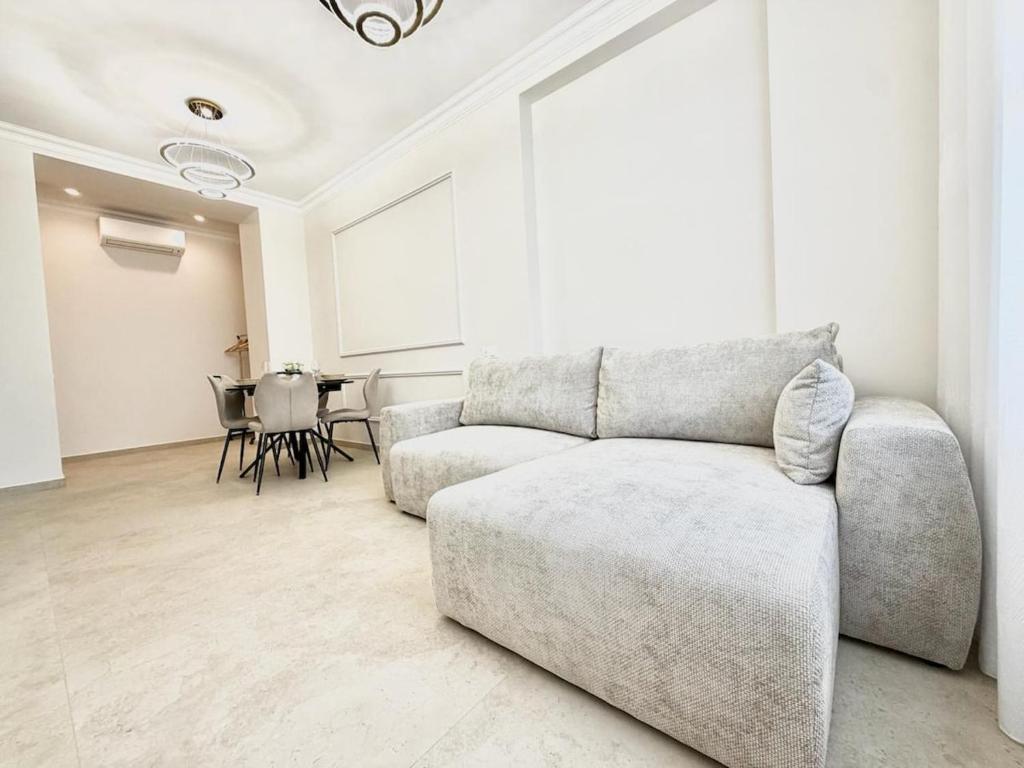 Apartment with Garden Near Beach and Tram