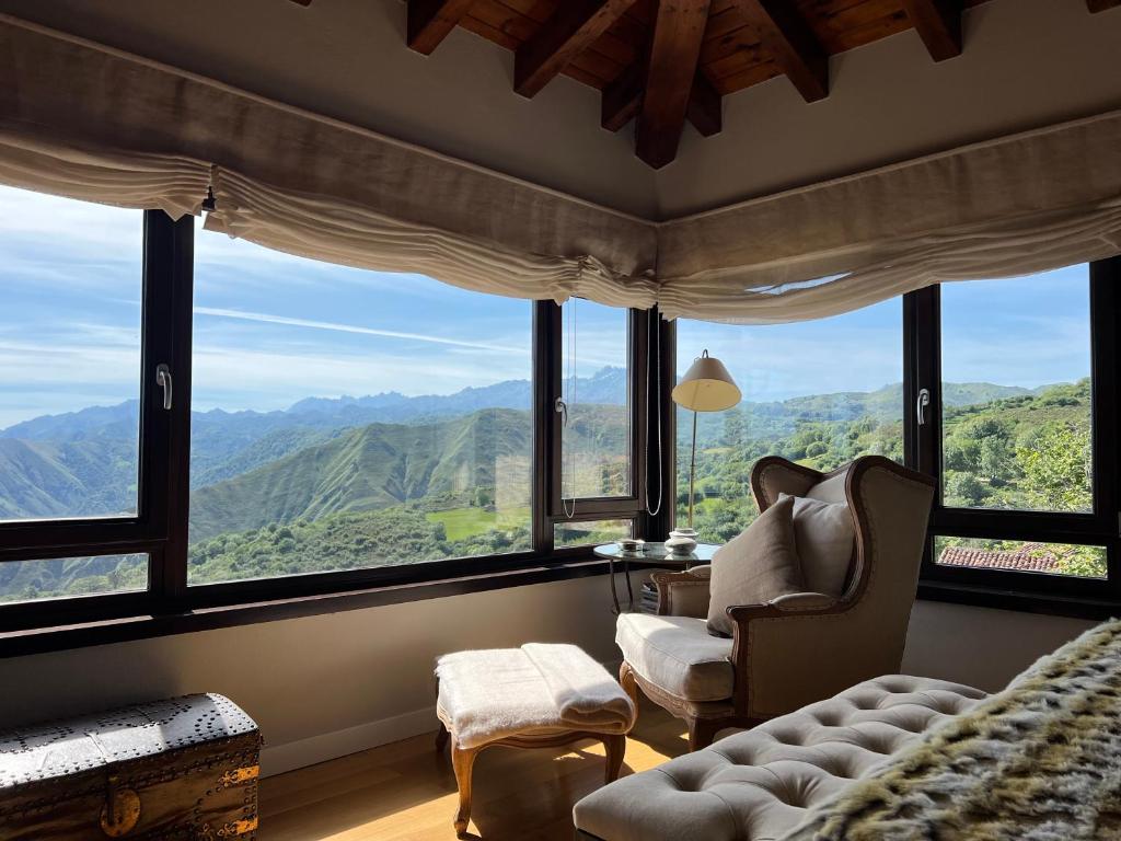 a room with large windows with a view of mountains at Casa del Maestro, Seguencu in Següenco