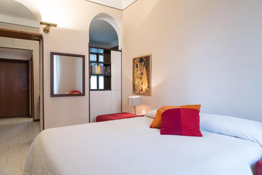 ミラノにあるPliniusのベッドルーム1室(白いベッド1台、赤い枕付)
