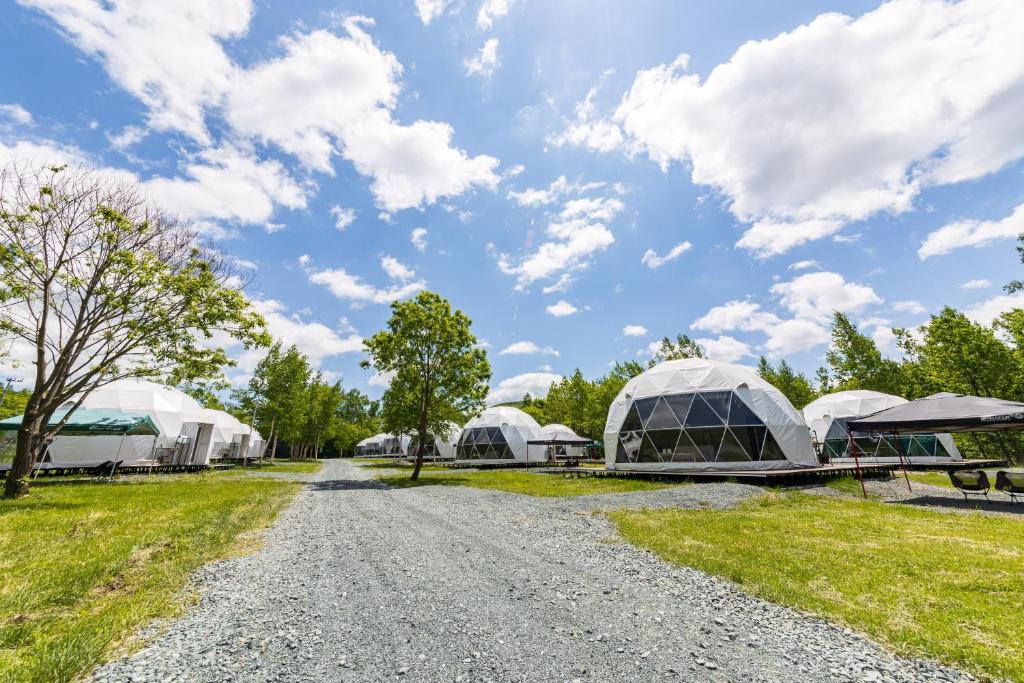 a gravel road leading to domes on a campground at GRAMPING STAY TOMAMU in Tomamu
