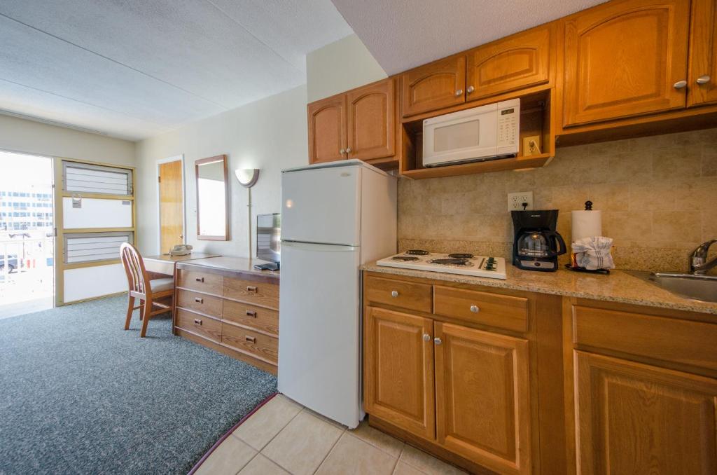 Kuchyň nebo kuchyňský kout v ubytování Attache Motel