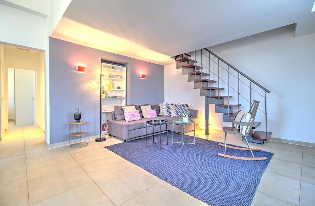 ALC - BOR383 - 12 min Palais And Beaches