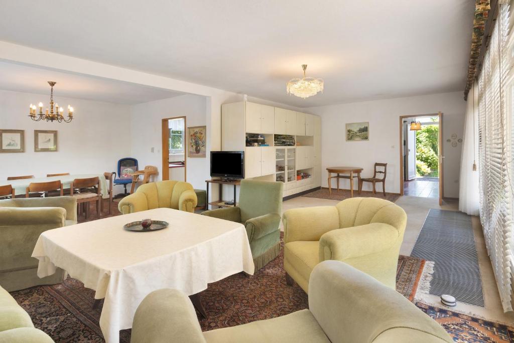 a living room with a table and chairs at Ferienhaus Leni in Edertal