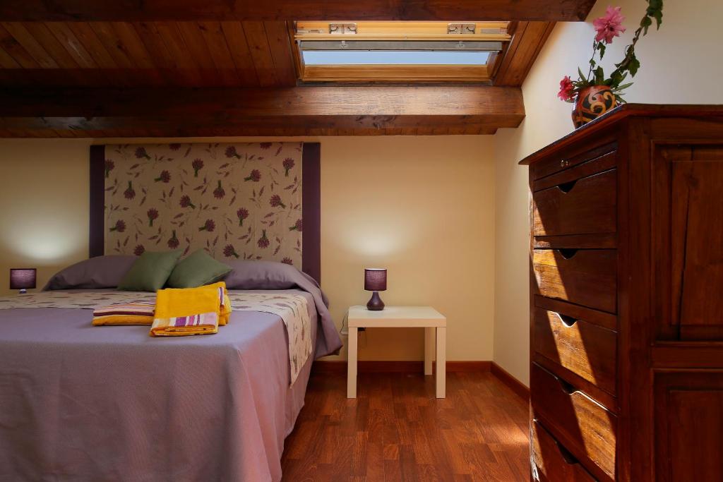 パレルモにあるCasa Matrangelaのベッドルーム1室(ベッド1台、ドレッサー、窓付)