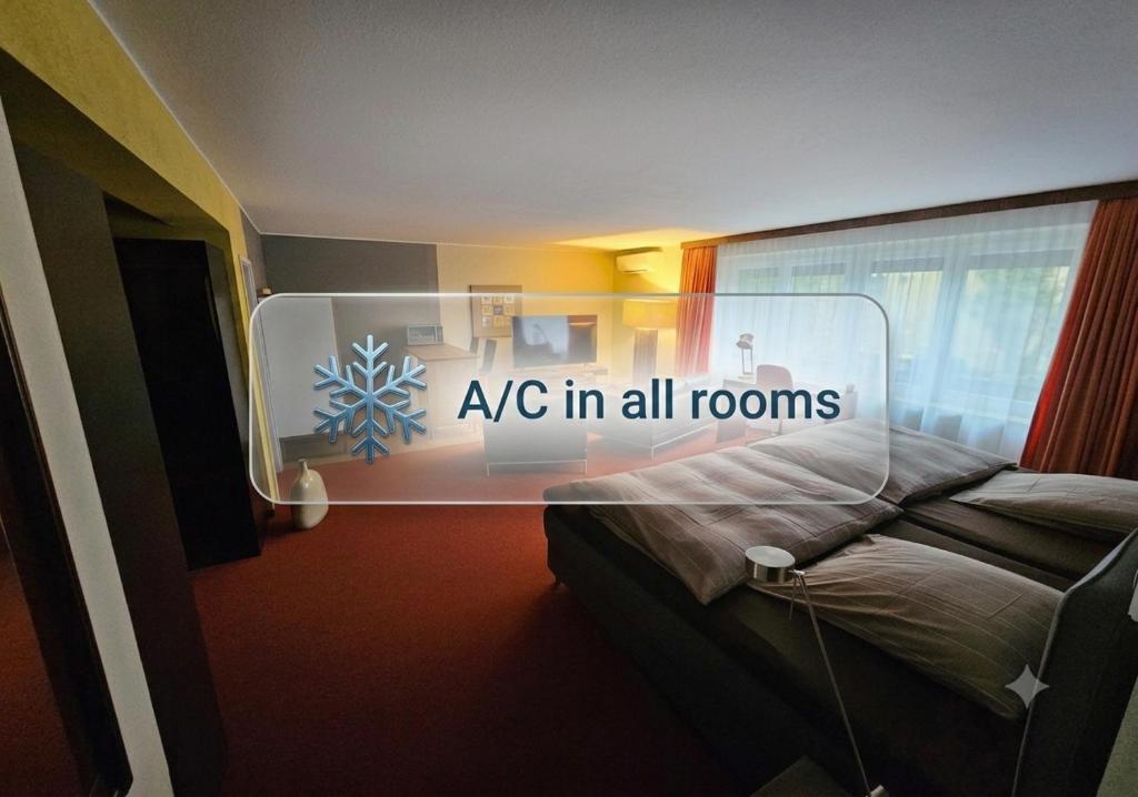 ein Schlafzimmer mit einem Bett, auf dem ein Schneeflockensymbol prangt in der Unterkunft Hotel Donnersberg in Darmstadt