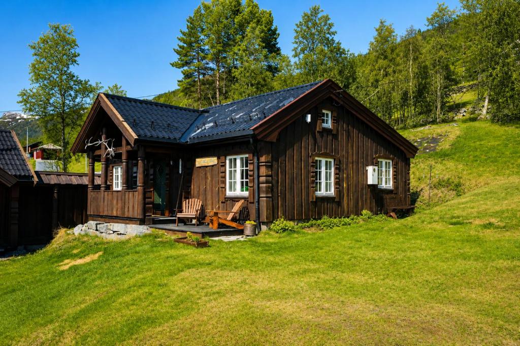 a small wooden house on a grassy hill at Hallingstue by Hallstensgaard - Geilo in Geilo