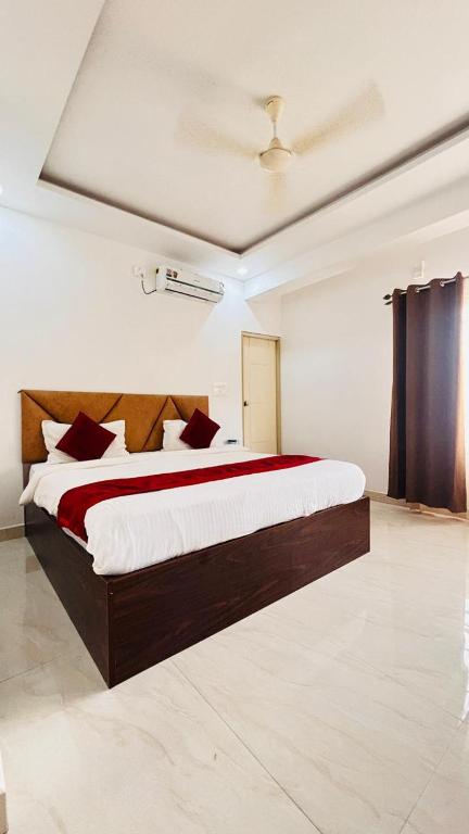 a bedroom with a large bed in a room at Hotel Dream Palace in Mysore