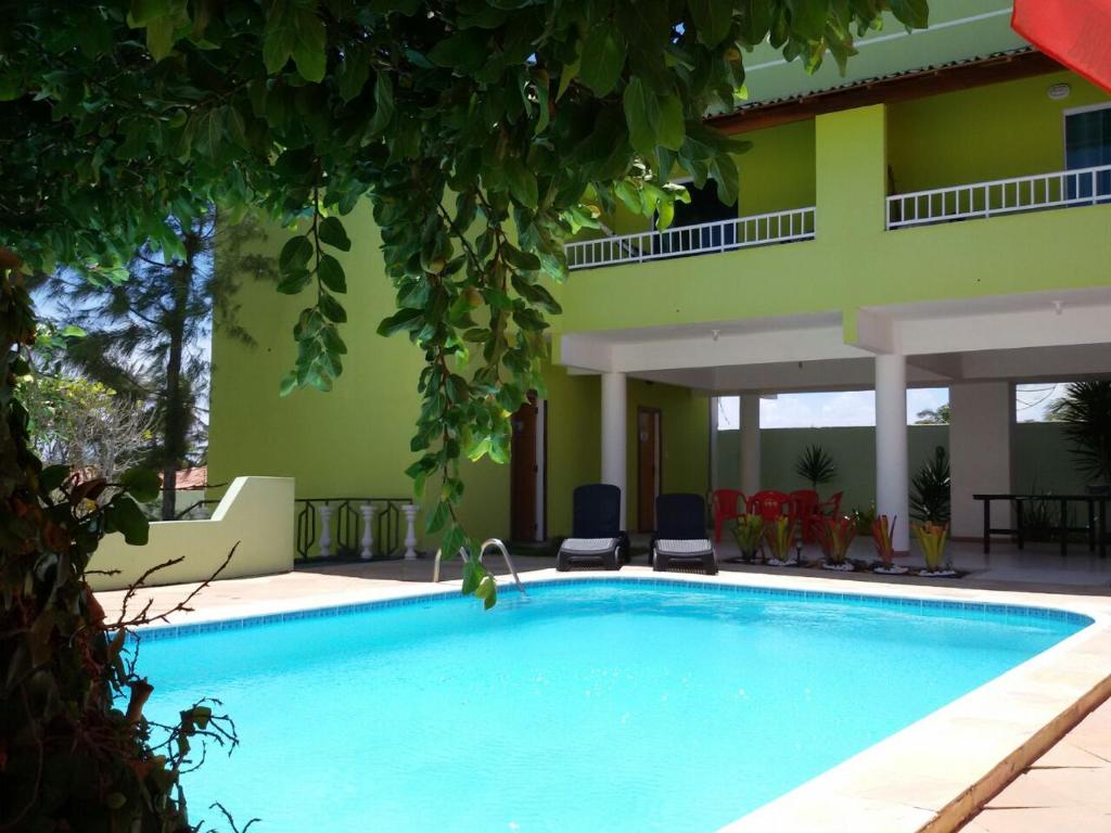 einem großen Pool vor einem Gebäude in der Unterkunft Hotel Pousada Oasis in Conde