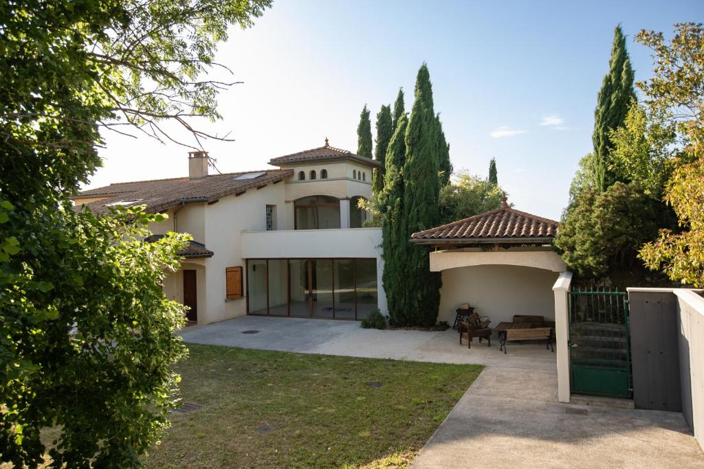 an exterior view of a house with a yard at Le Refuge aux Portes du Vercors in Jaillans
