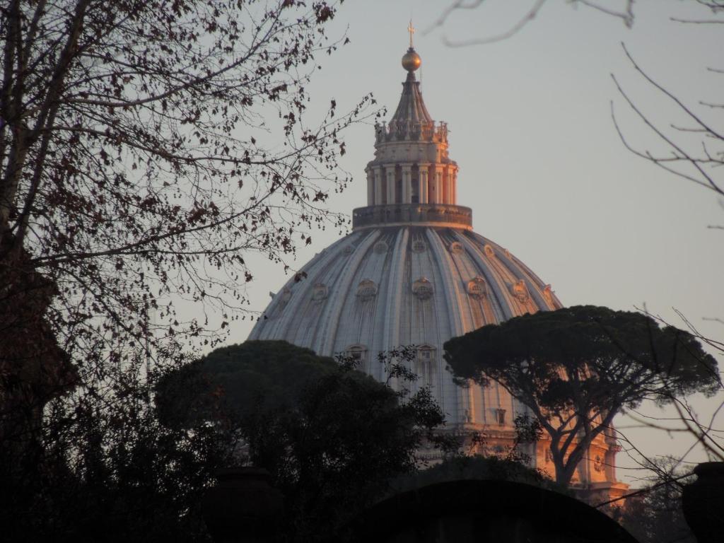 einer Kuppel eines Gebäudes mit einem Turm in der Unterkunft A Casa Di Lucia in Rom