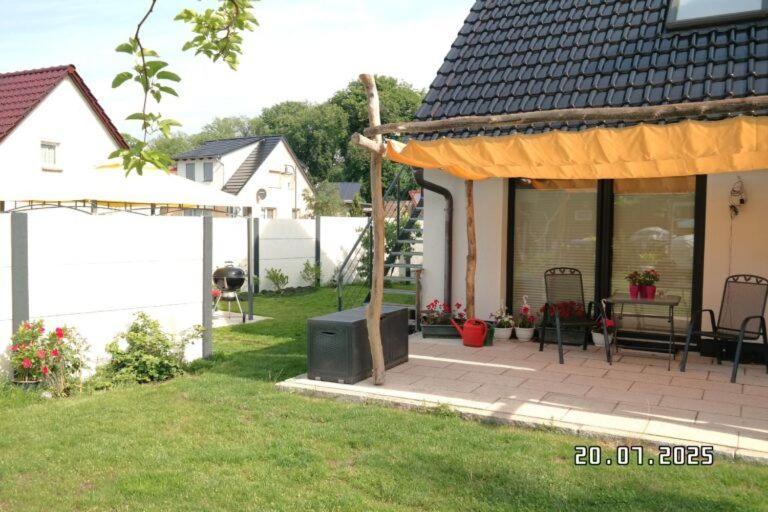 a backyard with a screened in porch with a stove at Sonnenhof Krausnick in Krausnick