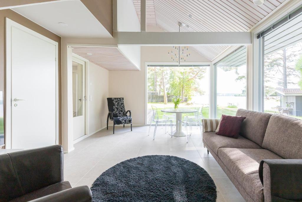 a living room with a couch and a table at Villa Tuuliniemi in Muurame